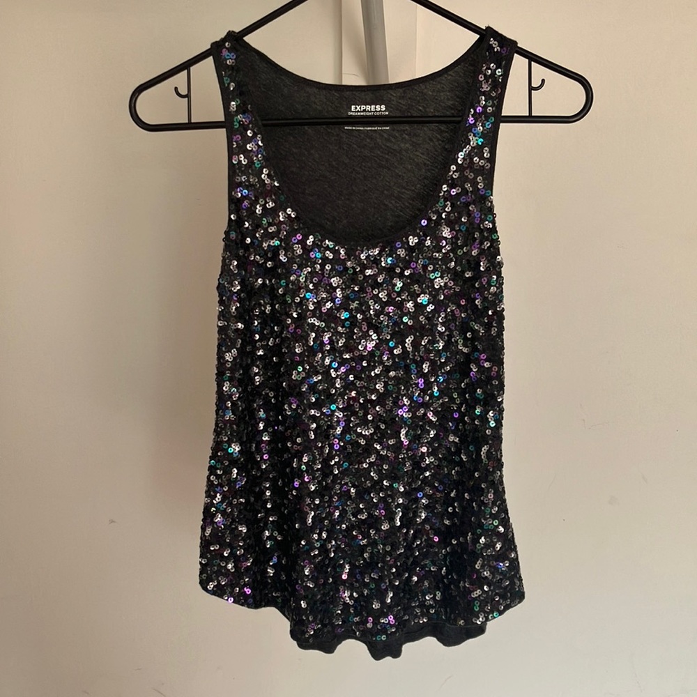 Cute casual shirt. Looks longer than it is, Im 5.4ft and fits me very well.